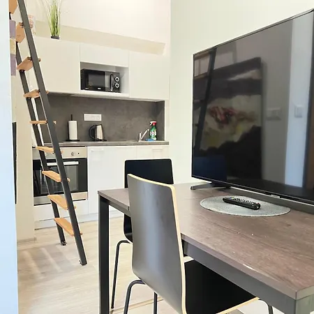 C4 Tomkova 142 Centrum Hk Apartament *