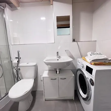 C4 Tomkova 142 Centrum Hk Apartament *